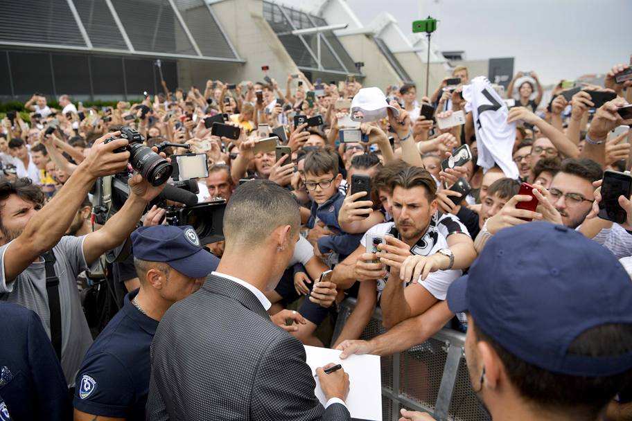 Cristiano Ronaldo saluta i tifosi. Getty